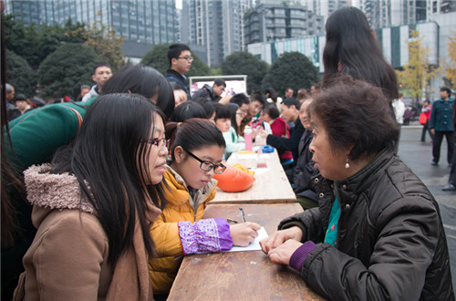 12级同学正在给询问市民悉心解释法律