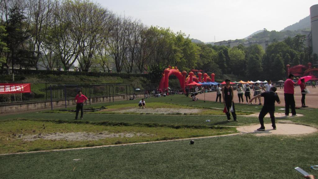我院陈鸣老师正在投掷铅球