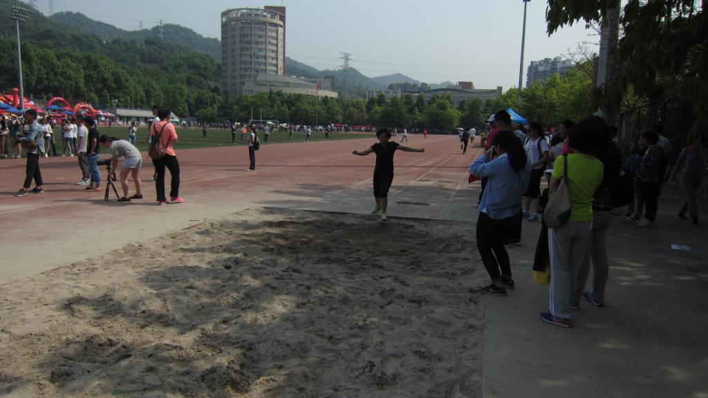 我院范文杰老师正在跳远